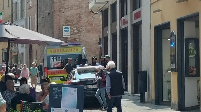 Intervento dei Vigili del fuoco e dell'ambulanza in via Cavour ad Alba