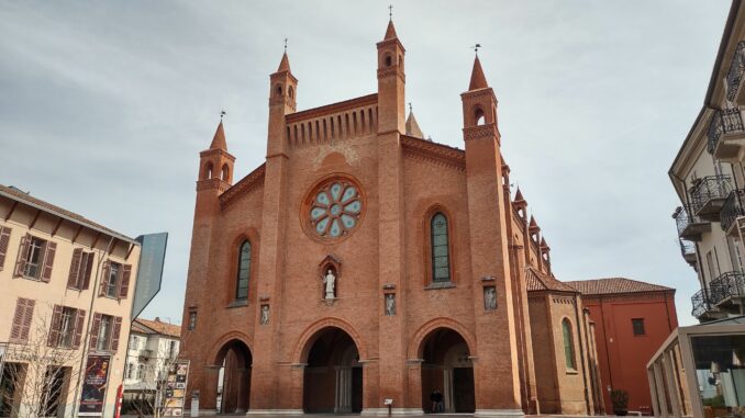 Restauri in cattedrale ad Alba. Una nuova luce sulla facciata di San Lorenzo