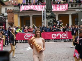 Giro d'Italia: nel villaggio di partenza è arrivato il Trofeo senza fine 2