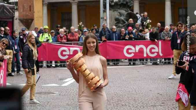 Giro d'Italia: nel villaggio di partenza è arrivato il Trofeo senza fine 2