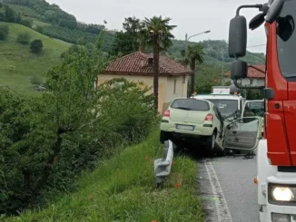 Frontale fra auto e camion a Borgomale: Pompieri sul posto
