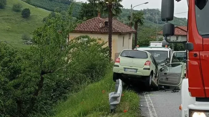 Frontale fra auto e camion a Borgomale: Pompieri sul posto