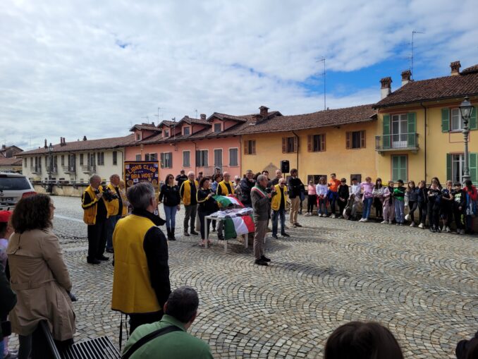 Consegnato il tricolore alle classi quinte delle scuole primarie di