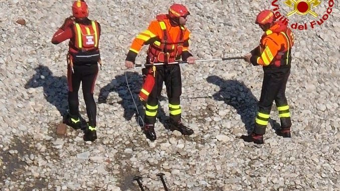 Un cane finisce nel Tanaro e i pompieri lo portano in salvo 1