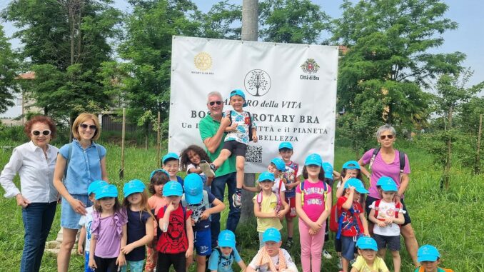 I bambini della Scuola dell'infanzia S. Andrea in visita al bosco del Rotary Club Bra