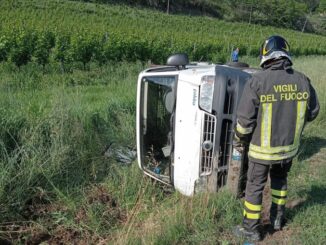 Incidente stradale tra Santo Stefano Belbo e Canelli: si ribalta un furgone
