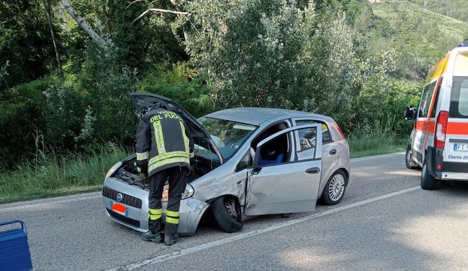 Incidente stradale tra Santo Stefano Belbo e Canelli: si ribalta un furgone 2