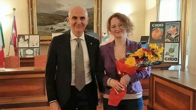 Nizza M.to, 6 maggio 2023. Patrizia Deabate con il DG Conserve Italia Pier Paolo Rosetti (NON PUBBLICARE) È la studiosa albese Patrizia Deabate che svelerà la storia mai scritta di Francesco Cirio, il celebre fondatore dei "Pelati Cirio" 3
