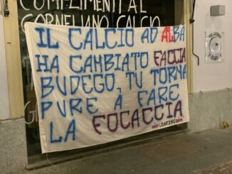 Botta e risposta sulla promozione dell'Alba calcio sulle vetrine del Budego
