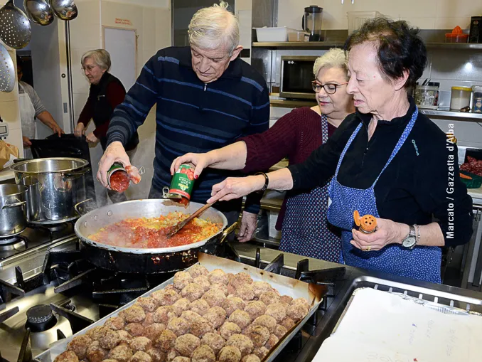 Piccoli gesti di solidarietà che la Chiesa moltiplica per mille