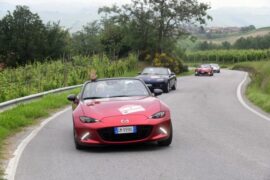Andar per Langhe. 120 vetture Mazda hanno partecipato al raduno Unicar 1