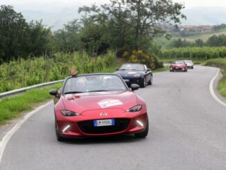 Andar per Langhe. 120 vetture Mazda hanno partecipato al raduno Unicar 1