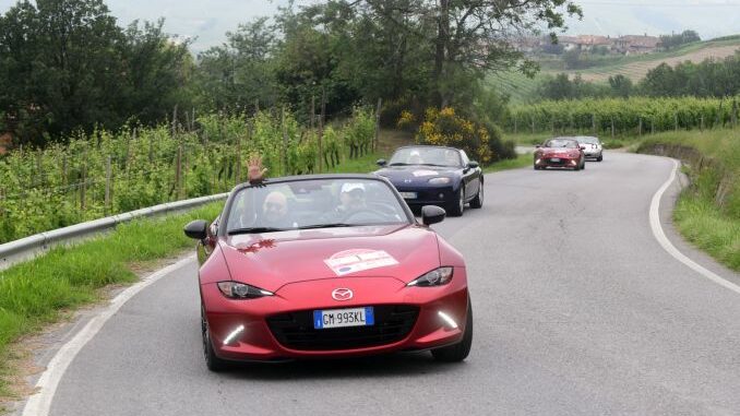 Andar per Langhe. 120 vetture Mazda hanno partecipato al raduno Unicar 1