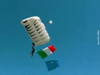 Raduno dei paracadutisti ad Asti, giù dal cielo con una bandiera di 1.600 metri quadrati 1