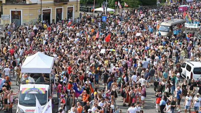 A Torino sfila il Pride, almeno 15mila in piazza per i diritti