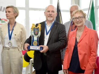 La coppa del Rotary per il primo torneo di Tennis delle Città gemelle è andata alla squadra di Alba 1