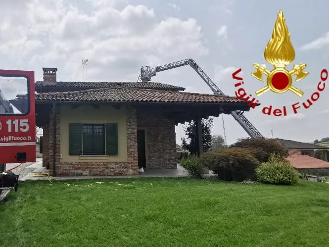 Vanno a fuoco i pannelli solari di una villetta di San Damiano d'Asti