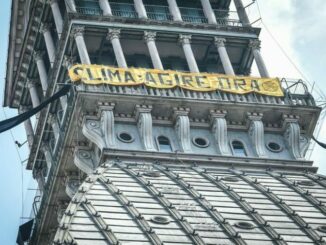 Extinction Rebellion 'occupa' la Mole Antonelliana a Torino