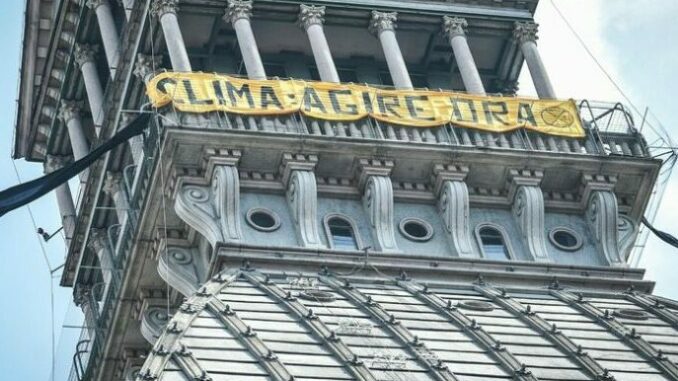 Extinction Rebellion 'occupa' la Mole Antonelliana a Torino