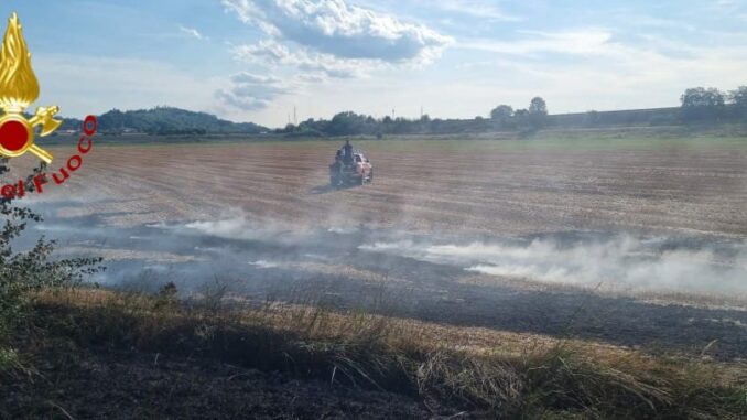 Vasto incendio sterpaglie tra corso Savona e corso Alessadria ad Asti, intervenuti i VVF del distretto cittadino