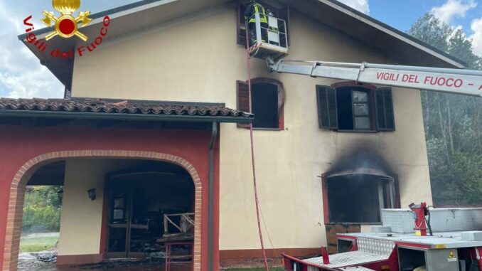 In fiamme una villetta indipendente in località Montà nell'astigiano 1