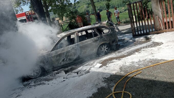 Auto in fiamme a Santo Stefano Belbo, nessun ferito