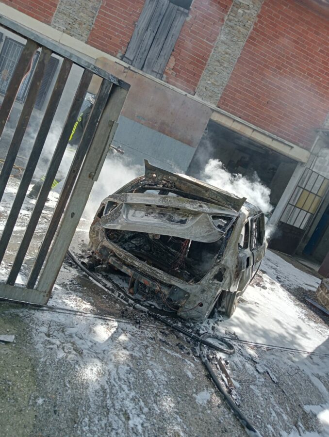 Auto in fiamme a Santo Stefano Belbo, nessun ferito 1