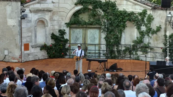 Niccolò Fabi solo con il pianoforte e la sua chitarra 9