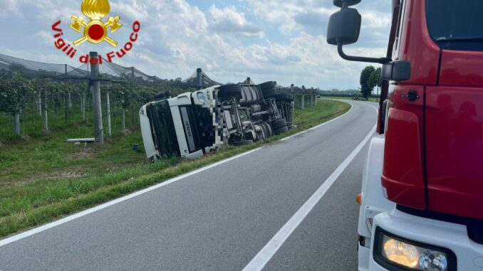 Mezzo pesante fuori strada sulla Provinciale 156 a Savigliano