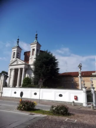 Al santuario di Madonna dei fiori si sta preparando il banco di beneficenza 3