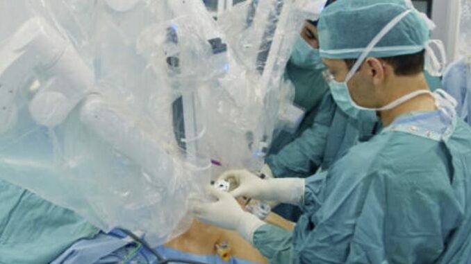 Tumore raro di 13 cm al torace rimosso con chirurgia robotica