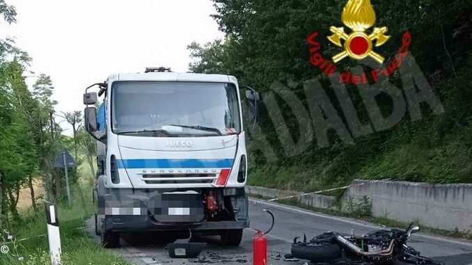 Frontale fra una moto e un camion: grave un centauro