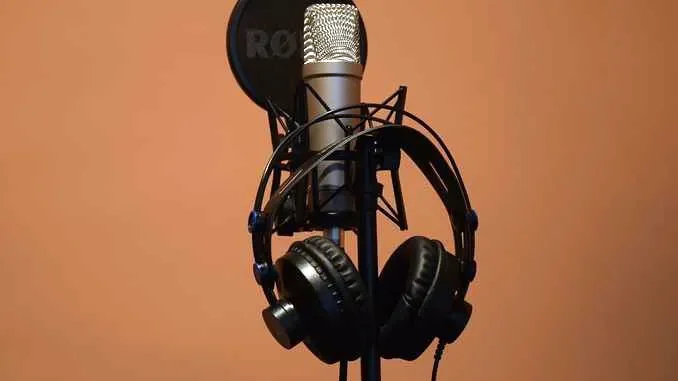 microfono-cuffie Alba sceglie il dodicenne Filippo Milano come voce dei podcast per la Citta creativa Unesco