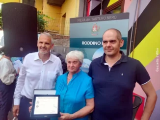 Roddino premia Gemma Boeri come cittadina dell'anno durante la Fiera del tartufo nero