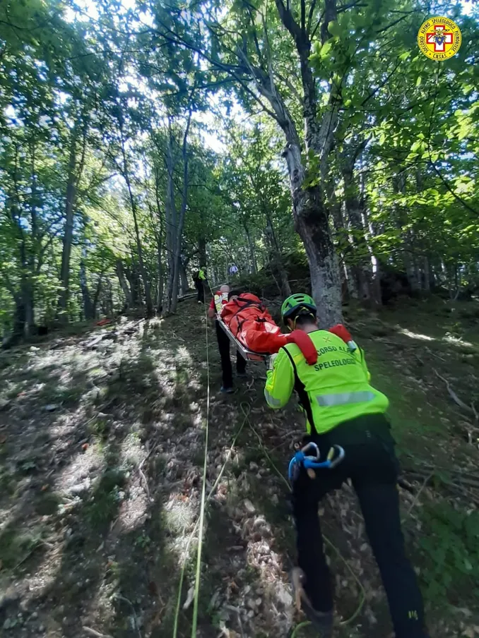 Scivola nei boschi vicino a Ormea. Il Soccorso alpino lo trasporta a spalla con la barella