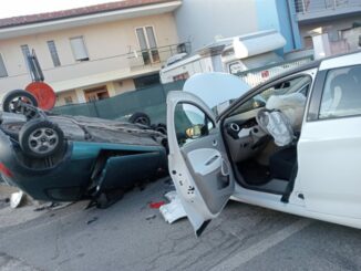 Scontro tra due auto a Santo Stefano Belbo in via Cesare Pavese, due i feriti