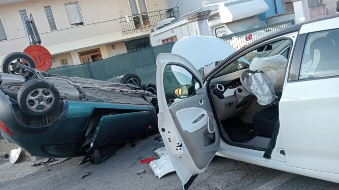 Scontro tra due auto a Santo Stefano Belbo in via Cesare Pavese, due i feriti