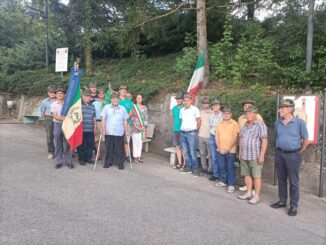 Nuovo volto per il piazzale dei Caduti: iniziativa degli Alpini di Corneliano e Piobesi d'Alba