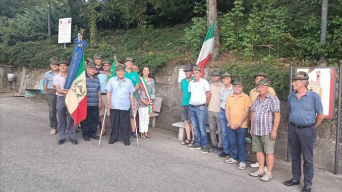 Nuovo volto per il piazzale dei Caduti: iniziativa degli Alpini di Corneliano e Piobesi d'Alba