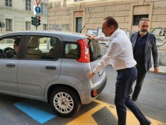 Il presidente Cirio spinge un'auto bloccata in strada