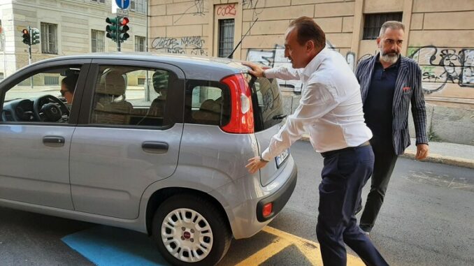 Il presidente Cirio spinge un'auto bloccata in strada