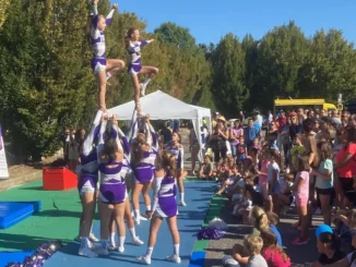 Il cheerleading si mette in mostra nelle feste dei paesi
