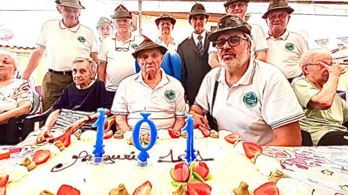 Gli Alpini di Bra festeggiano i 101 anni di Mario Boarino