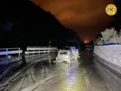 Il fango invade Bardonecchia dopo la frana staccata in quota.