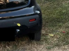 Scaglia frecce dal balcone dopo una lite, fermato un 35enne a San Michele Mondovì 1