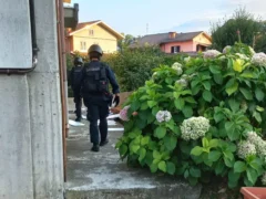 Scaglia frecce dal balcone dopo una lite, fermato un 35enne a San Michele Mondovì 2