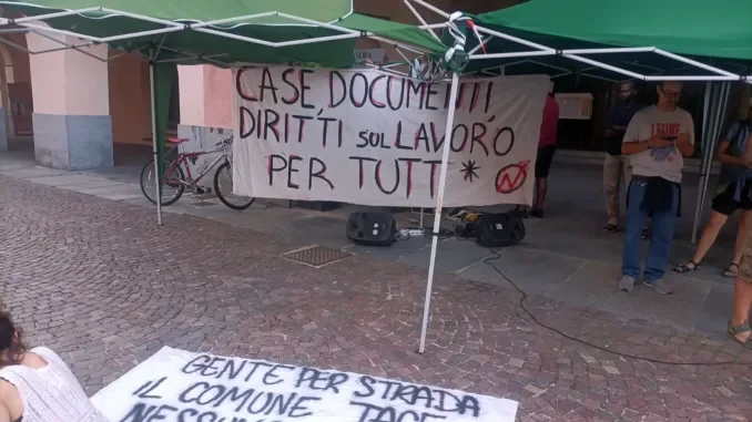 Nuovo presidio, senza ricevere risposte, di Mononoke e migranti sotto il Municipio