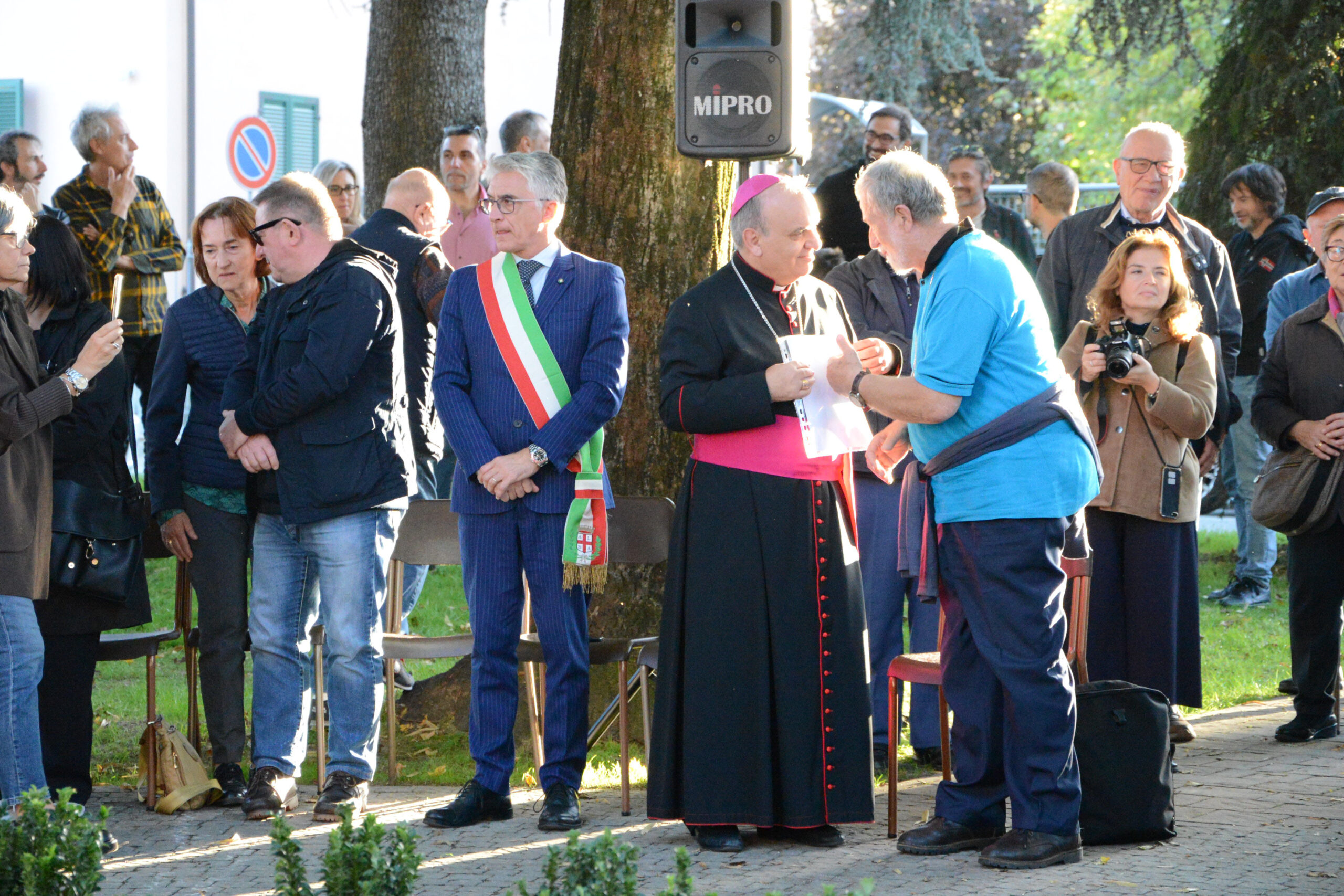 Inaugurata la scultura dedicata a don Paolo Tablino (FOTOGALLERY)