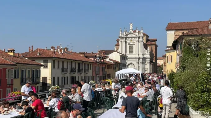 Da cortile a cortile, a Bra migliaia di partecipanti per l’itinerario enogastronomico