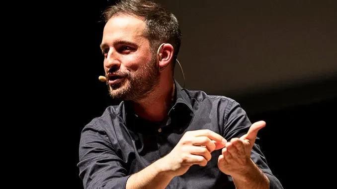 L'influencer Filippo Caccamo diventa insegnante sabato 7 sul palco del Sociale di Alba